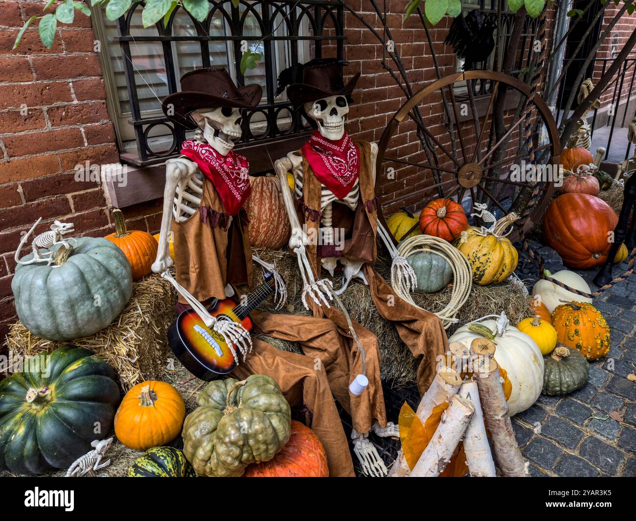 Decorazioni di Halloween a tema cowboy con scheletri che indossano cappelli e bandane di fronte a un edificio residenziale nel Greenwich Village, New York NY, Stati Uniti Foto Stock