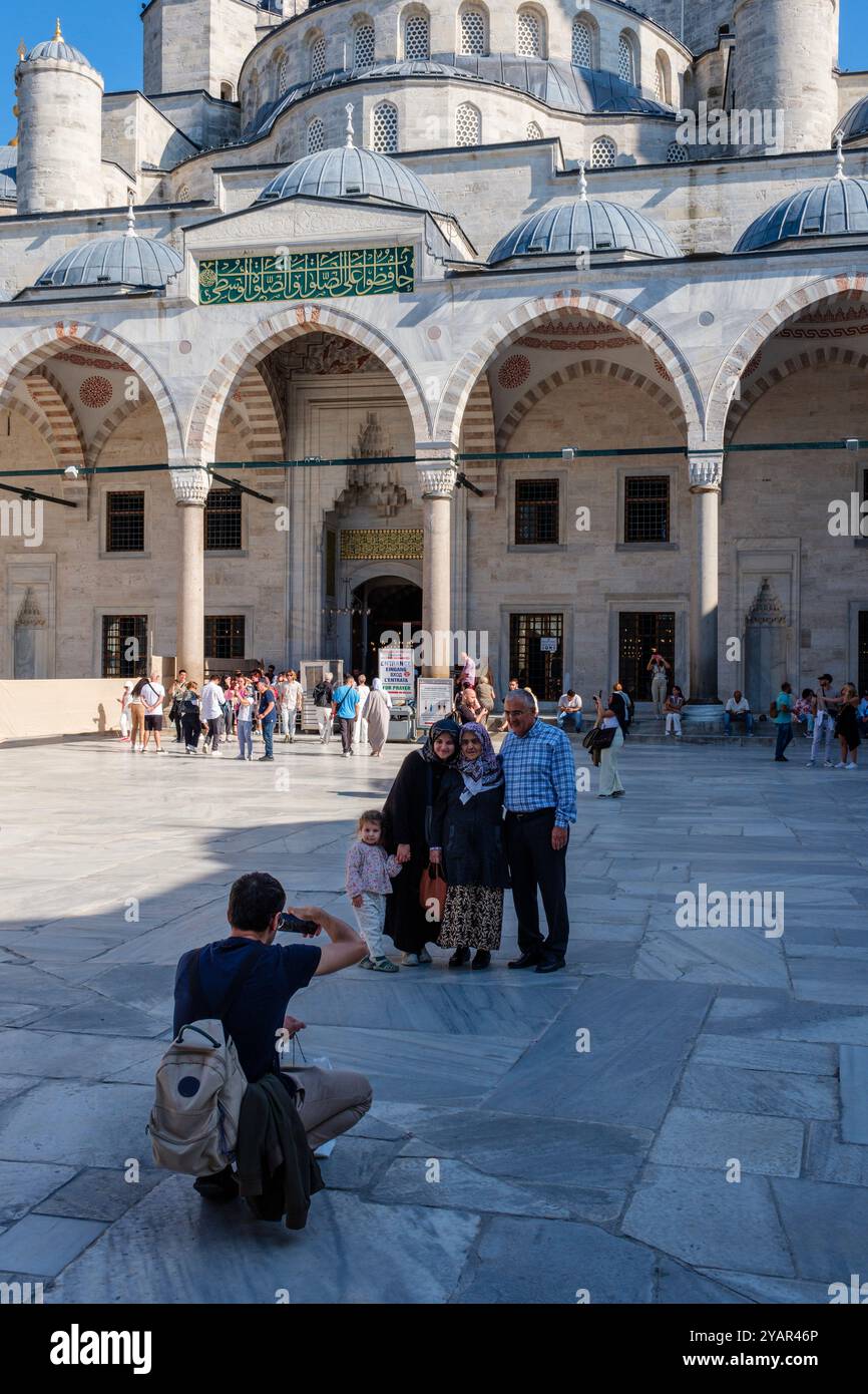 Una posa in famiglia per un'istantanea alla Moschea Blu di Istanbul, Turchia Foto Stock