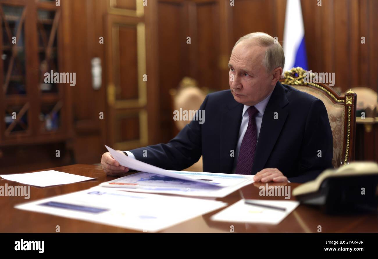 Mosca, Russia. 15 ottobre 2024. Il presidente russo Vladimir Putin, a destra, tiene un incontro faccia a faccia con il direttore generale della Rosatom State Atomic Energy Corporation Alexei Likhachev al Cremlino, il 15 ottobre 2024, a Mosca, in Russia. Crediti: Mikhail Metzel/piscina del Cremlino/Alamy Live News Foto Stock