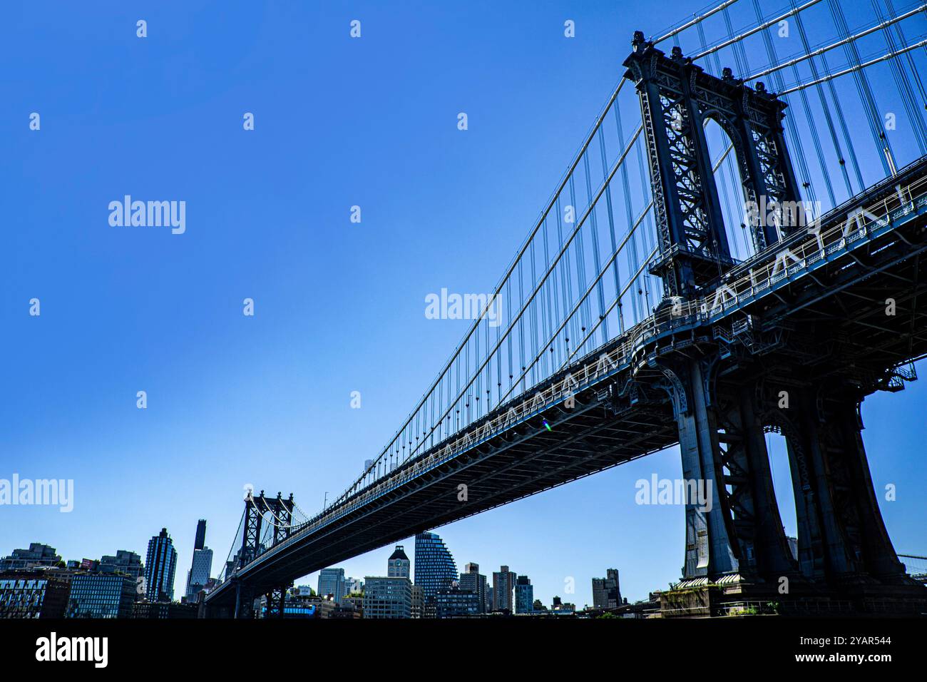 Ponte di Manhattan sul cielo blu con paesaggio urbano di Brooklyn sullo sfondo, New York, New York, Stati Uniti Foto Stock