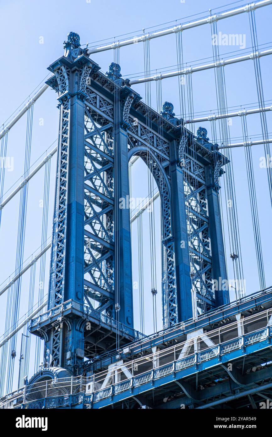 Vista ad angolo basso della torre sospesa del ponte di Manhattan, New York, New York, Stati Uniti Foto Stock