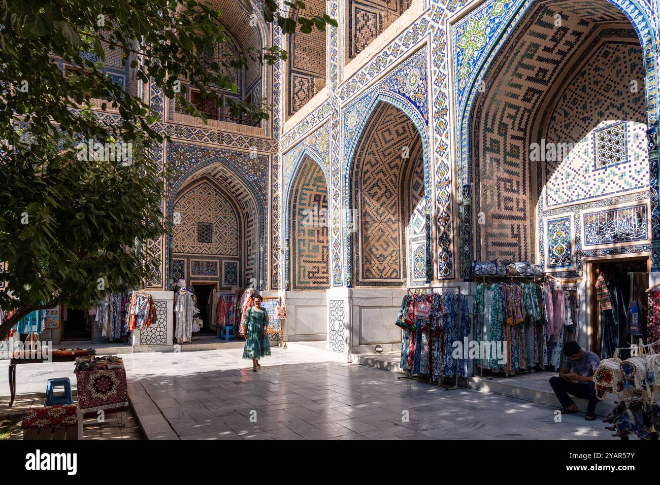 Samarcanda, Uzbekistan - 12 agosto 2023: Le persone visitano il negozio all'interno di piazza Registan durante una giornata di sole Foto Stock