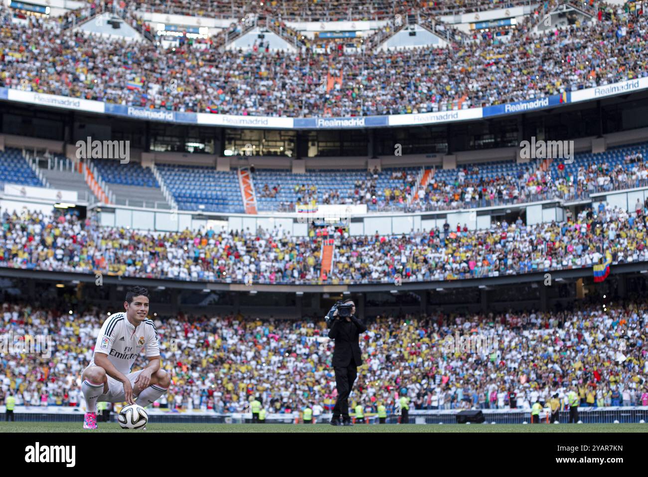 Madrid;Spagna 27/07/2014:James Rodriguez durante la sua presentazione come giocatore del Real Madrid (foto di Guillermo Martinez) Foto Stock