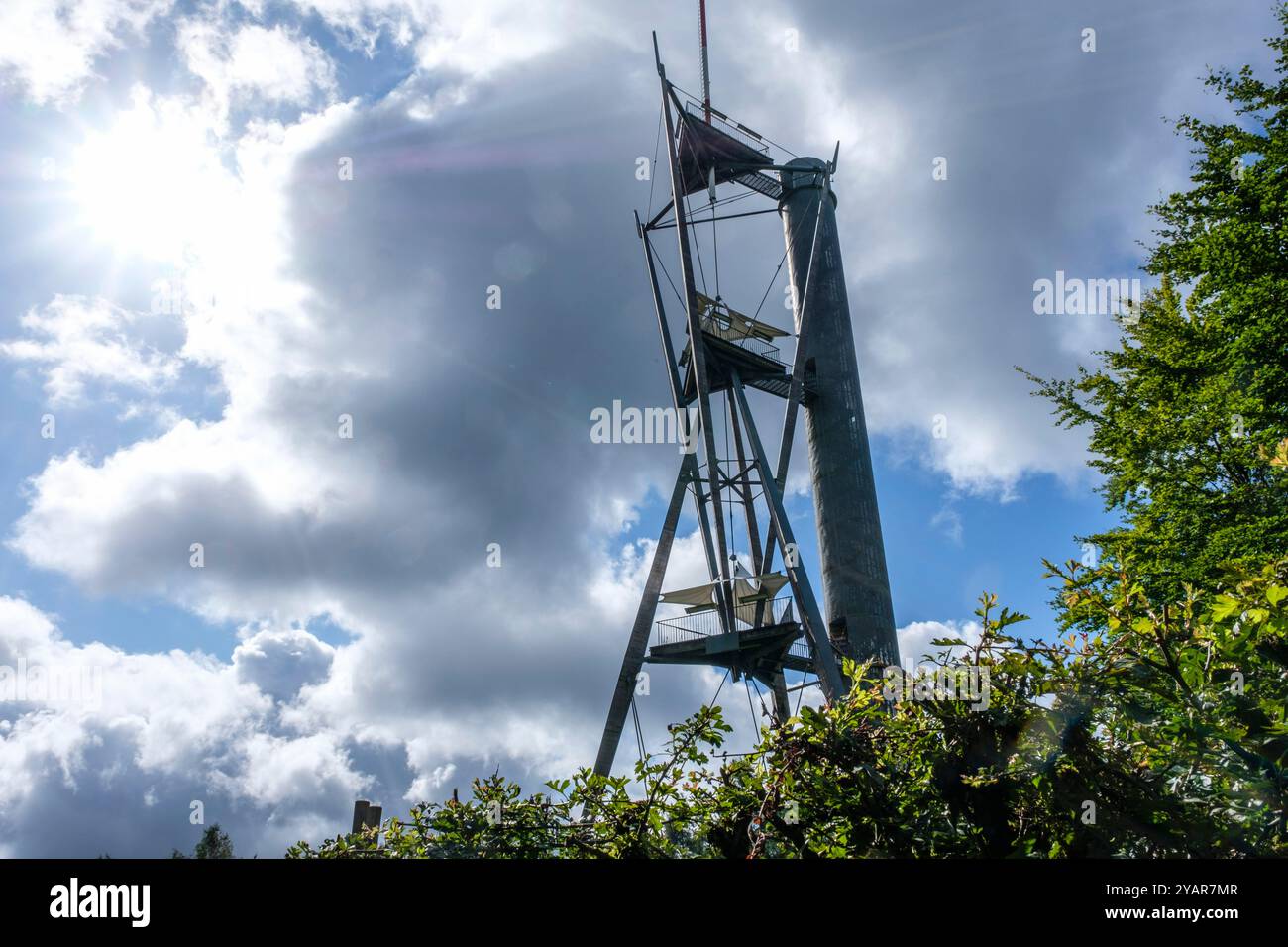 Ammirevole la Tour du Millénaire est une oeuvre. Comme si vous étiez au sommet du mat d'un navire, la vue s'étend au delà de 30 kilomètres, sur un océa Foto Stock