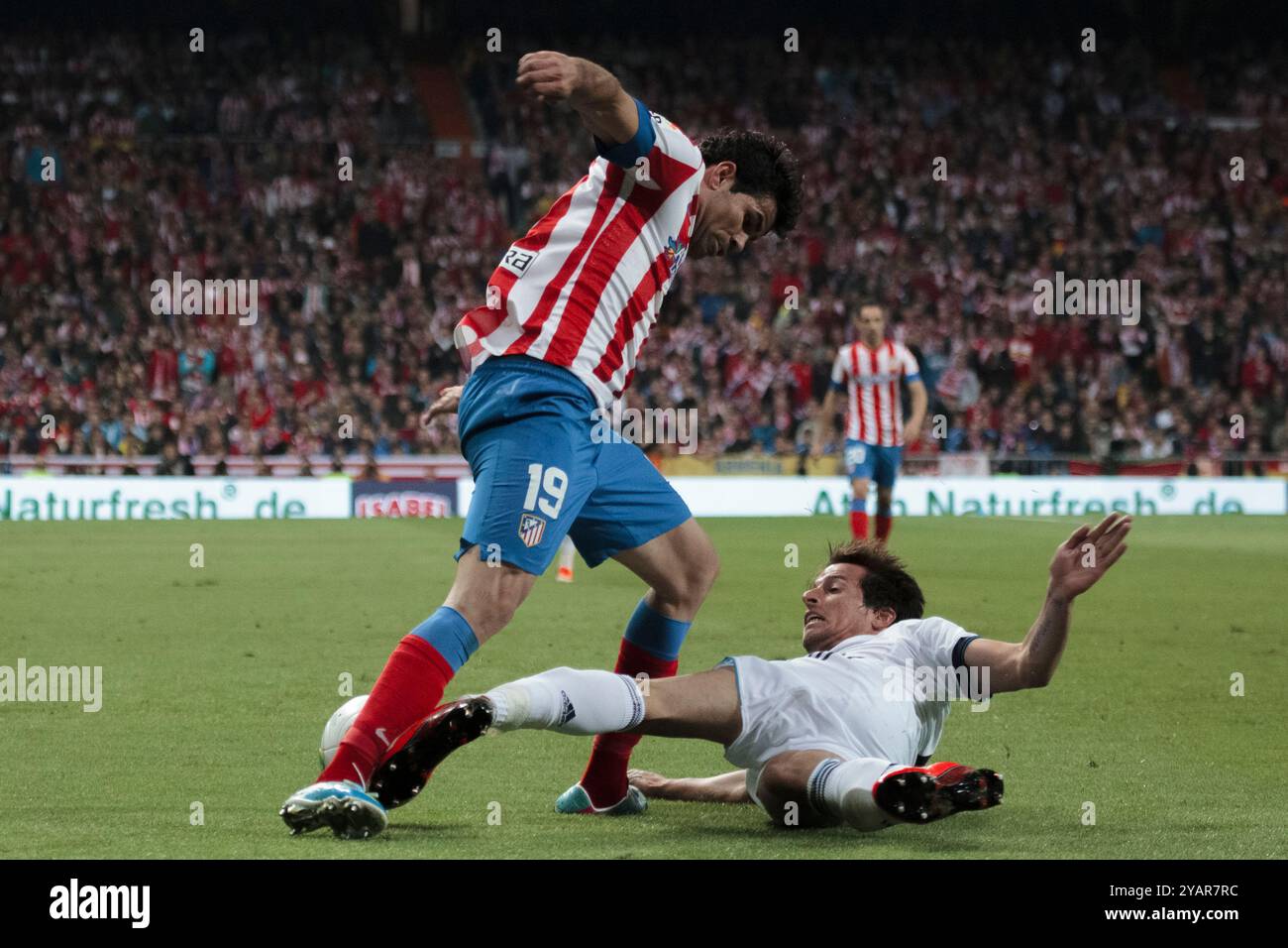 Madrid, Spagna 17 MAGGIO: Fabio Coentrao del Real Madrid e Diego Costa dell'Atletico de Madrid in azione durante la finale di Coppa del Re di Spagna 2012/13 , Foto Stock