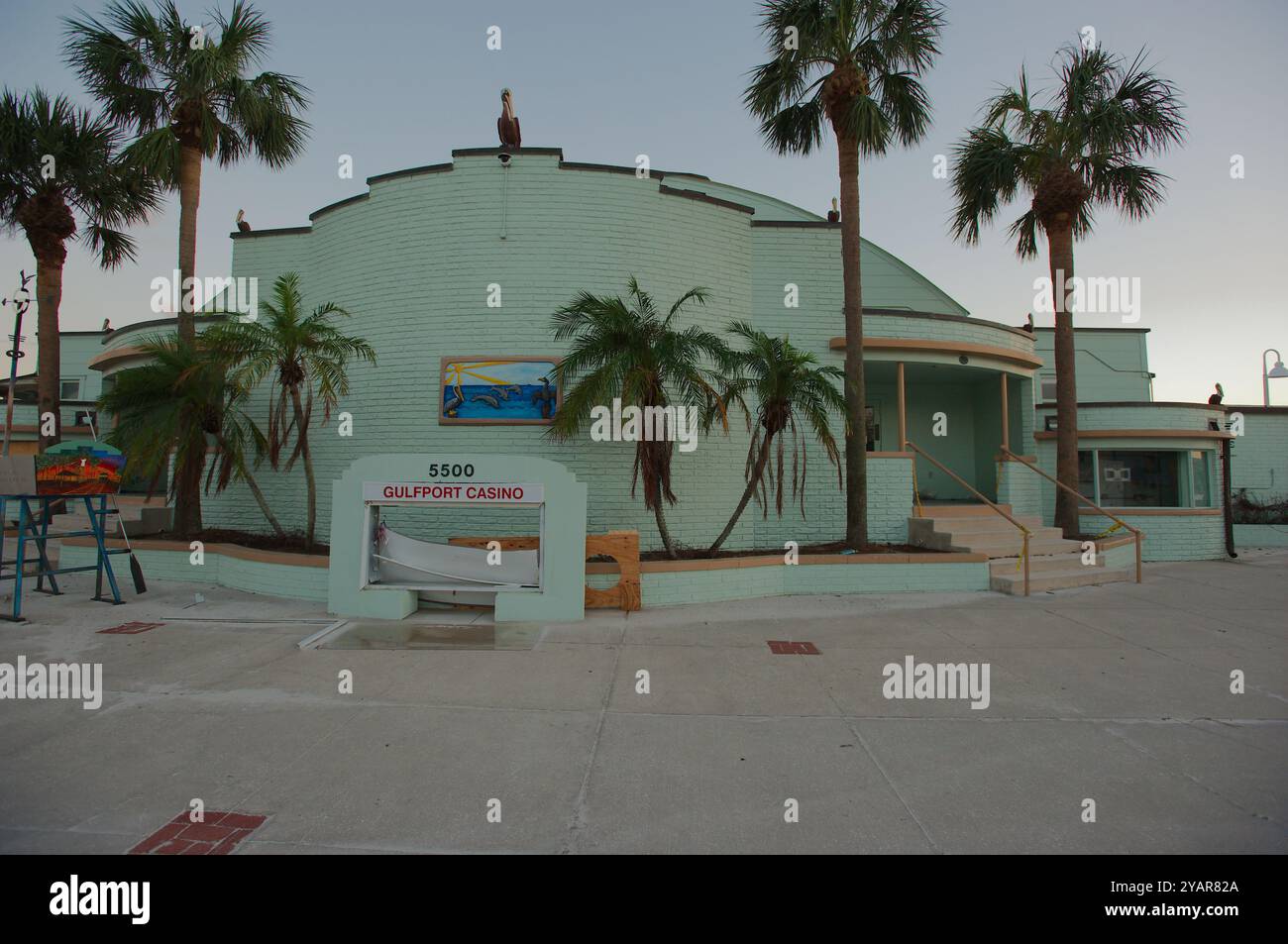 Uso editoriale a visualizzazione larga solo il 12 ottobre 2024. Gulfport, Florida, Stati Uniti. Green Casino Building dopo l'uragano Milton. Foto Stock