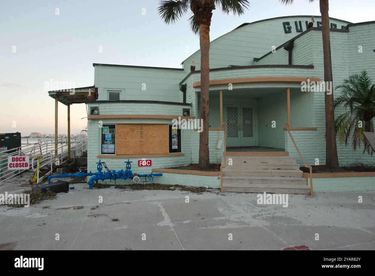 Uso editoriale a visualizzazione larga solo il 12 ottobre 2024. Gulfport, Florida, Stati Uniti. Green Casino Building dopo l'uragano Milton. Foto Stock