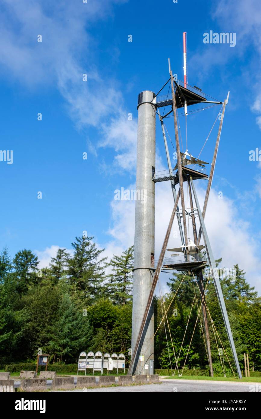 Ammirevole la Tour du Millénaire est une oeuvre. Comme si vous étiez au sommet du mat d'un navire, la vue s'étend au delà de 30 kilomètres, sur un océa Foto Stock