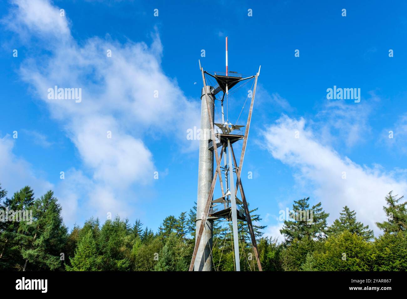 Ammirevole la Tour du Millénaire est une oeuvre. Comme si vous étiez au sommet du mat d'un navire, la vue s'étend au delà de 30 kilomètres, sur un océa Foto Stock