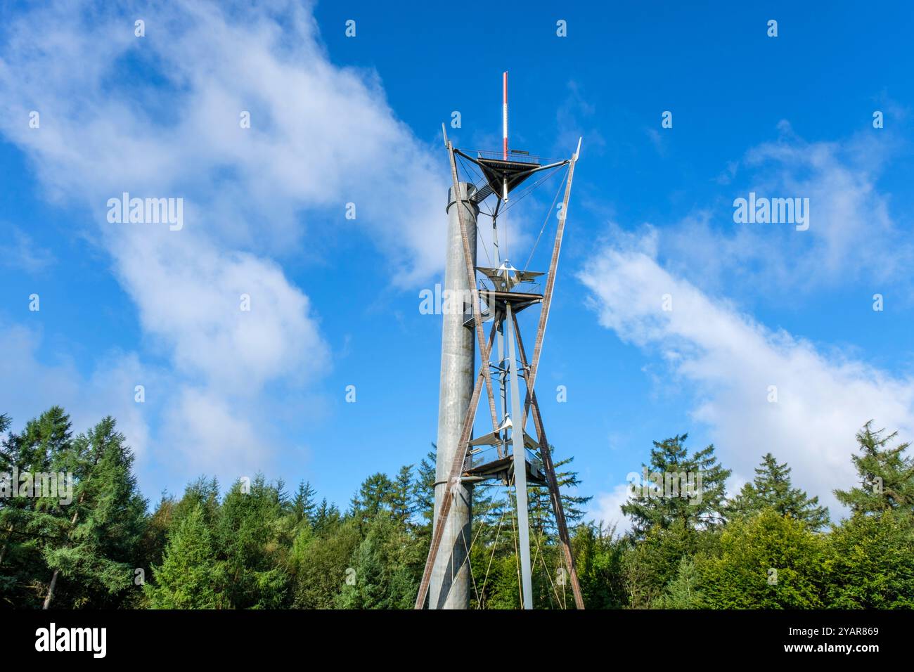 Ammirevole la Tour du Millénaire est une oeuvre. Comme si vous étiez au sommet du mat d'un navire, la vue s'étend au delà de 30 kilomètres, sur un océa Foto Stock