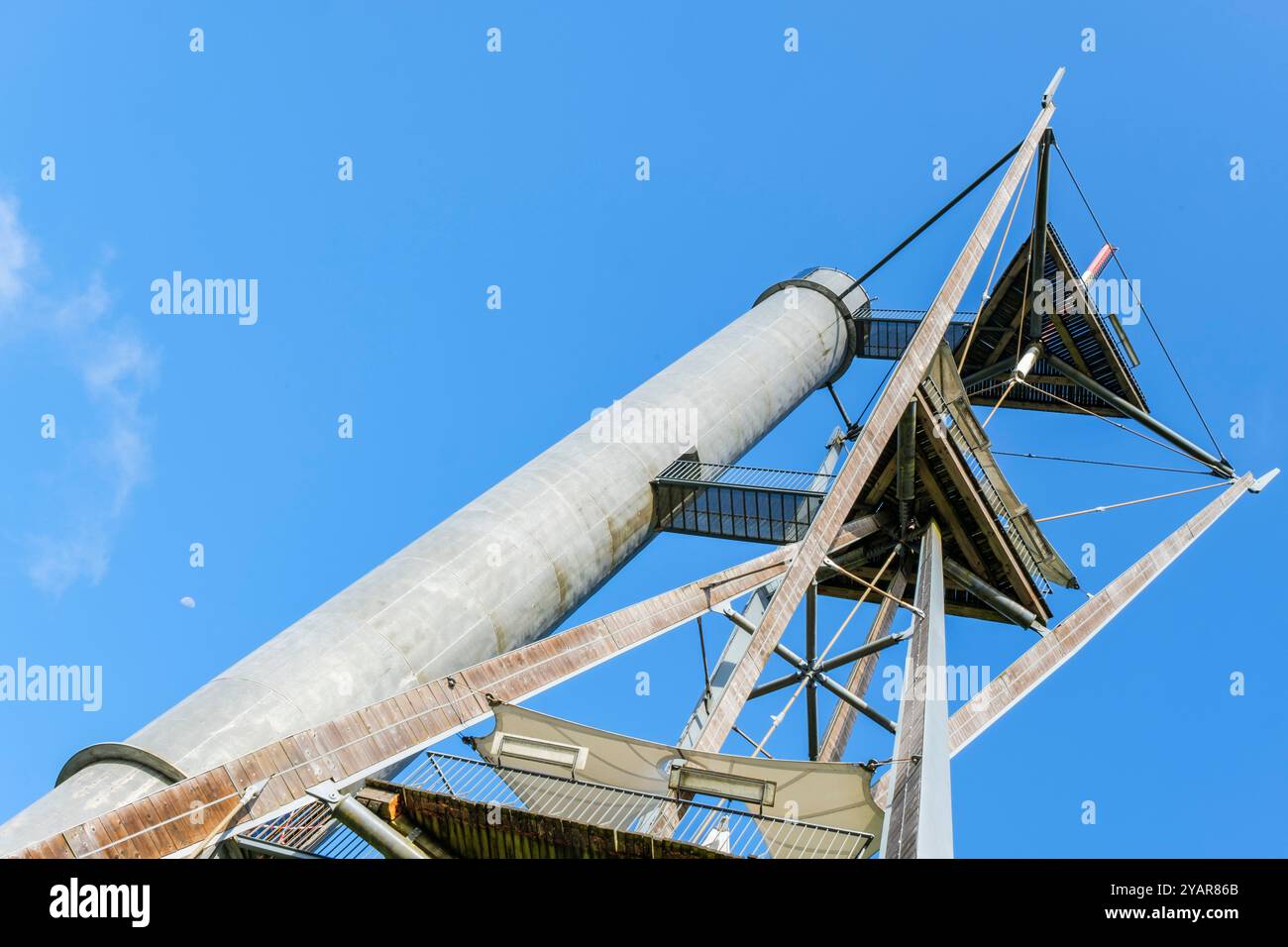 Ammirevole la Tour du Millénaire est une oeuvre. Comme si vous étiez au sommet du mat d'un navire, la vue s'étend au delà de 30 kilomètres, sur un océa Foto Stock