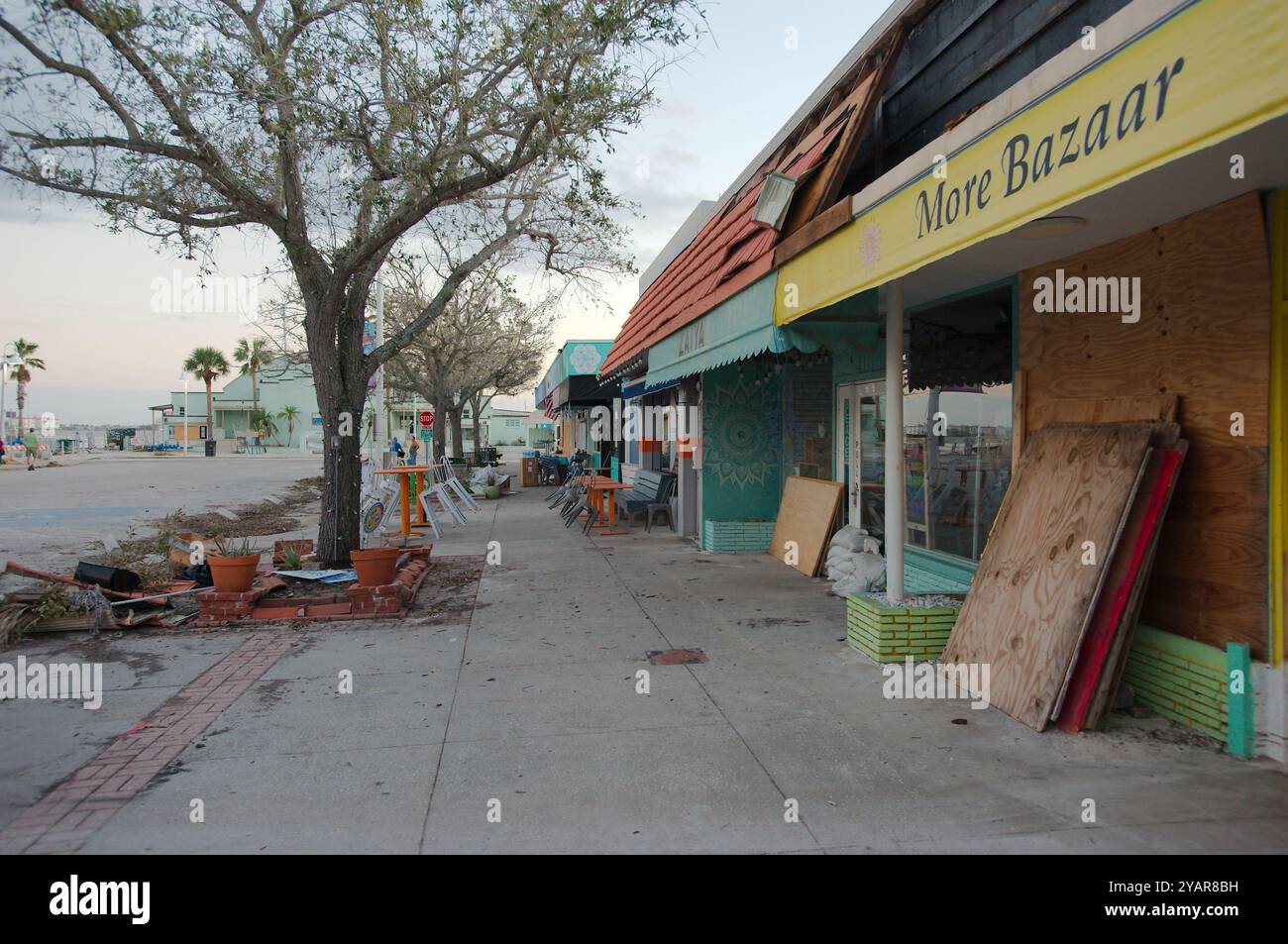 Uso editoriale a visualizzazione larga solo il 12 ottobre 2024. Gulfport, Florida, Stati Uniti. Green Casino Building dopo l'uragano Milton. Foto Stock