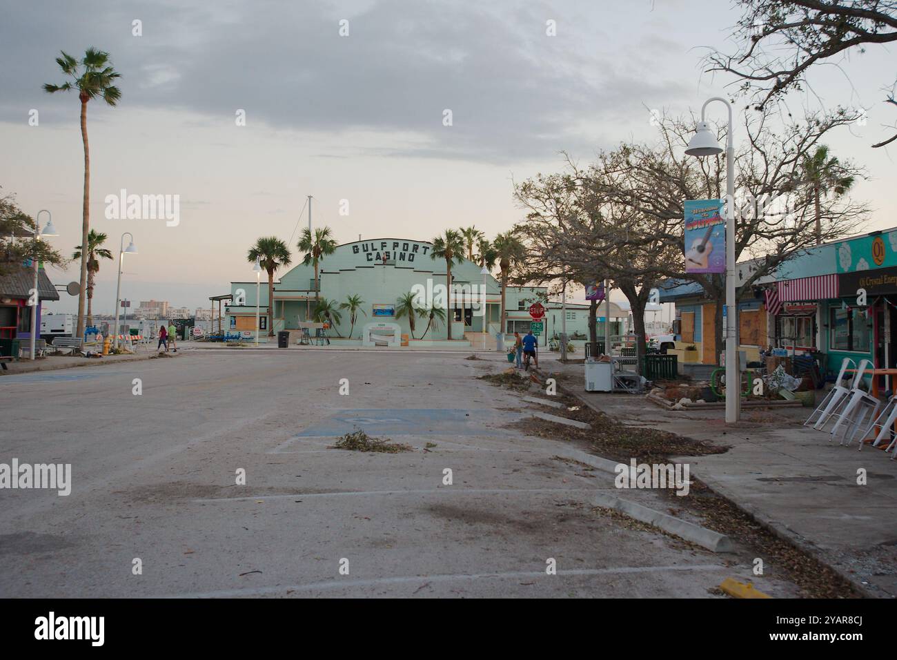 Uso editoriale a visualizzazione larga solo il 12 ottobre 2024. Gulfport, Florida, Stati Uniti. Green Casino Building dopo l'uragano Milton. Foto Stock