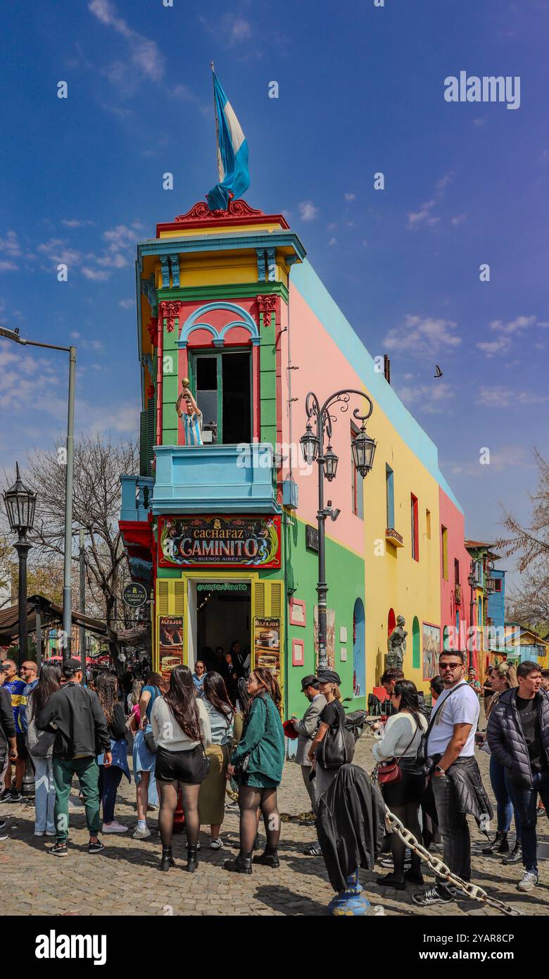 Angolo emblematico del quartiere di la Boca e balcone con la statua di messi che tiene la Coppa del mondo Foto Stock