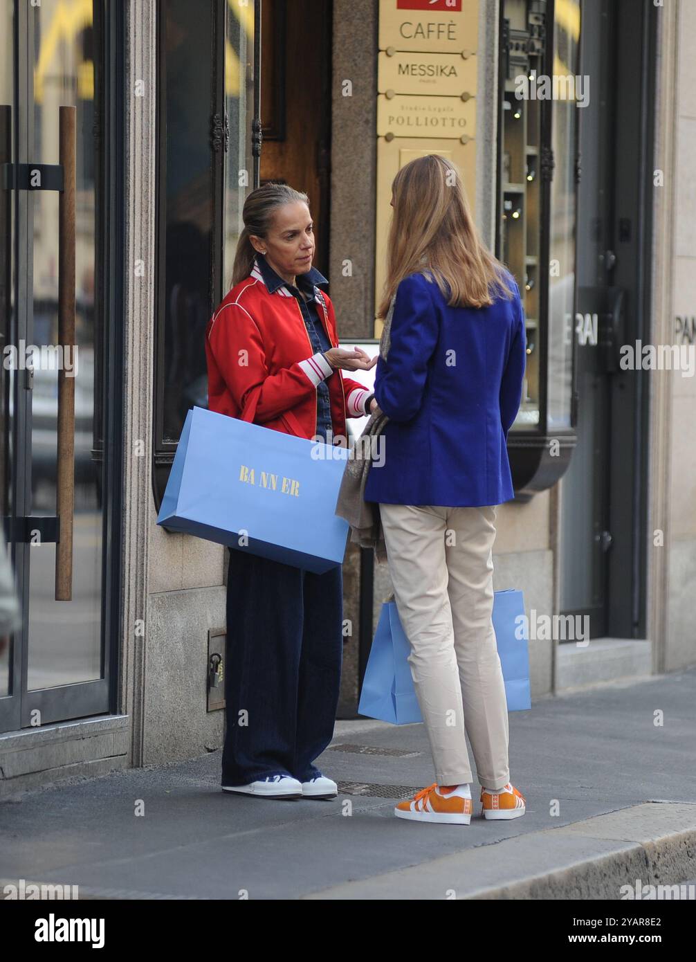 Milano, 10/15/2024 Lavinia Borromeo, moglie di John Elkann, presidente di Stellantis e Ferrari, va a fare shopping in centro con un amico, poi dopo aver salutato sale in macchina per essere portata a casa dal suo autista. Foto Stock