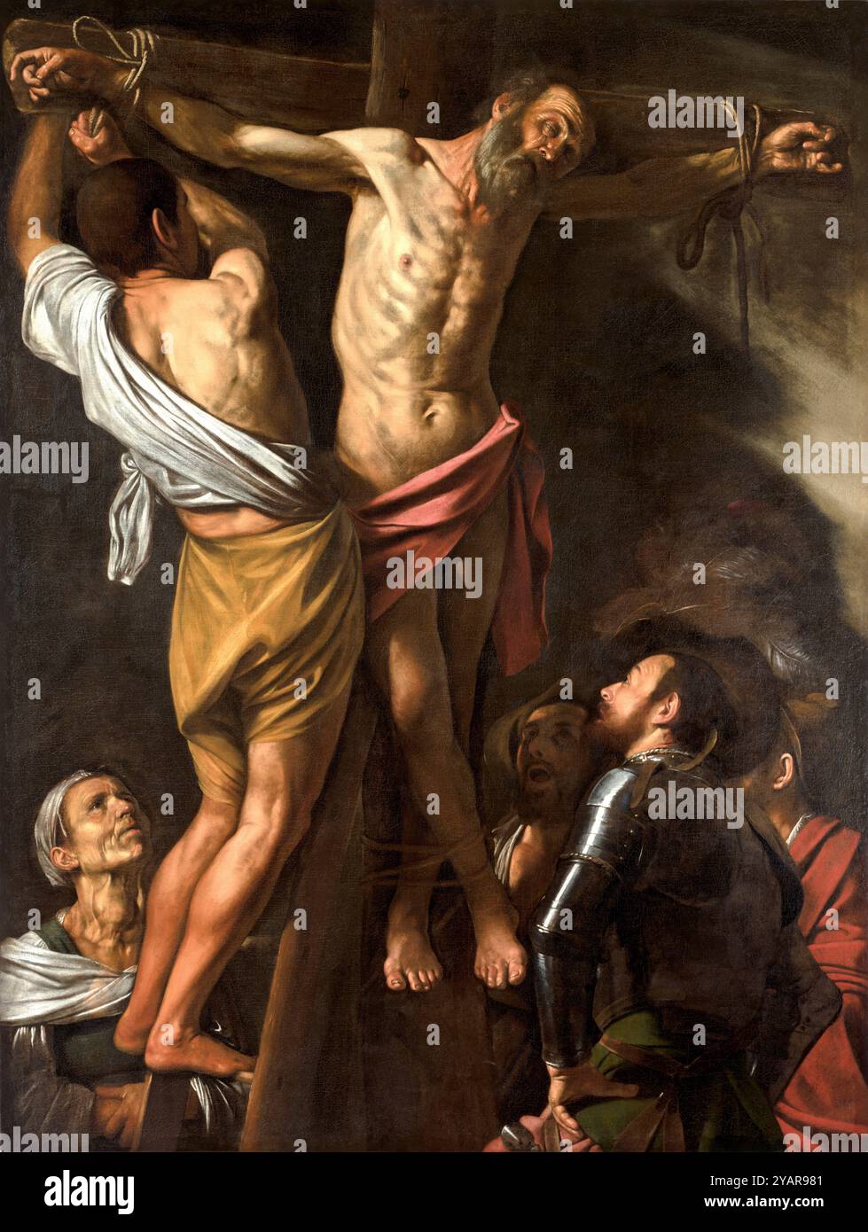 La Crocifissione di Sant'Andrea - 1606–7 di Caravaggio (italiano, 1571–1610) Italia, Napoli - gli sforzi di Sant'Andrea per introdurre il cristianesimo in Grecia nel i secolo d.C. furono accolti con ostilità da parte delle autorità locali. Fu condannato a morire sulla croce perché si rifiutò di riconoscere gli dei pagani. Per due giorni, Andrew predicò dalla stazione del suo martire a una folla sempre più comprensiva. Inchinandosi alla domanda pubblica, gli aspiranti carnefici di Andrew tentarono di slegarlo, ma le loro mani erano misteriosamente paralizzate. Il desiderio di Andrea di martirio fu così soddisfatto e morì avvolto in d Foto Stock La Crocifissione di Sant'Andrea - 1606–7 di Caravaggio (italiano, 1571–1610) Italia, Napoli - gli sforzi di Sant'Andrea per introdurre il cristianesimo in Grecia nel i secolo d.C. furono accolti con ostilità da parte delle autorità locali. Fu condannato a morire sulla croce perché si rifiutò di riconoscere gli dei pagani. Per due giorni, Andrew predicò dalla stazione del suo martire a una folla sempre più comprensiva. Inchinandosi alla domanda pubblica, gli aspiranti carnefici di Andrew tentarono di slegarlo, ma le loro mani erano misteriosamente paralizzate. Il desiderio di Andrea di martirio fu così soddisfatto e morì avvolto in d Foto Stock