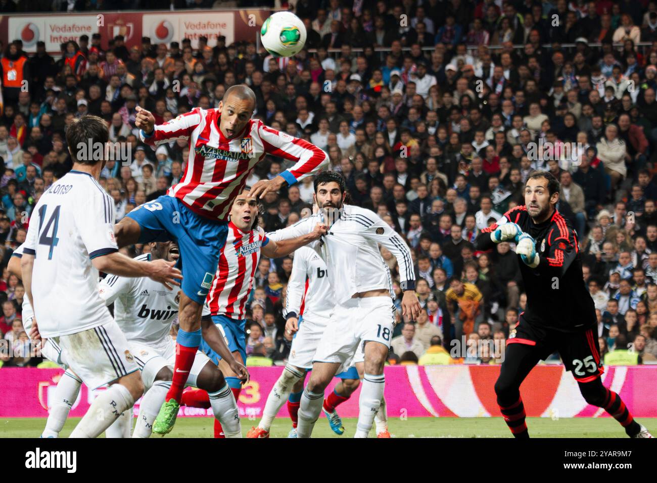 Madrid, Spagna 17 MAGGIO: Joao Miranda dell'Atletico de Madrid segna un gol durante la finale di Coppa del Re 2012/13, partita giocata al Santiago Berna Foto Stock