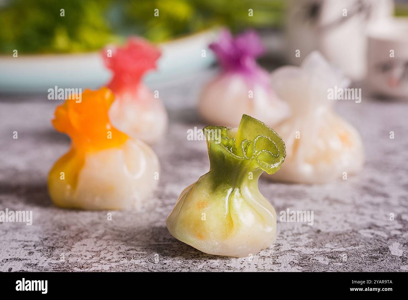 GNOCCHI DI GAMBERI HAR-GAO ，dim sum- gnocchi di gamberi al vapore in una vaporiera di bambù Foto Stock