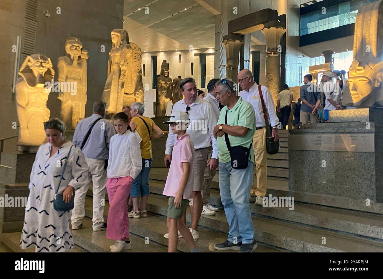 Le operazioni di prova presso il Grand Egyptian Museum in Egitto i visitatori passeranno davanti alle statue colossali dell'antico Egitto presso il Grand Egyptian Museum di Giza, Egitto, il 15 ottobre 2024. Il Grand Egyptian Museum ha annunciato le operazioni di prova delle gallerie principali, a partire dall'offrire ai visitatori un'anteprima esclusiva di dodici sale espositive accuratamente curate. Il Grand Egyptian Museum GEM, situato vicino alle piramidi di Giza, è il più grande museo archeologico del mondo dedicato a una singola civiltà, che espone circa 100.000 manufatti, tra cui la collezione completa dei tesori del re Tutankhamon. Designa Foto Stock