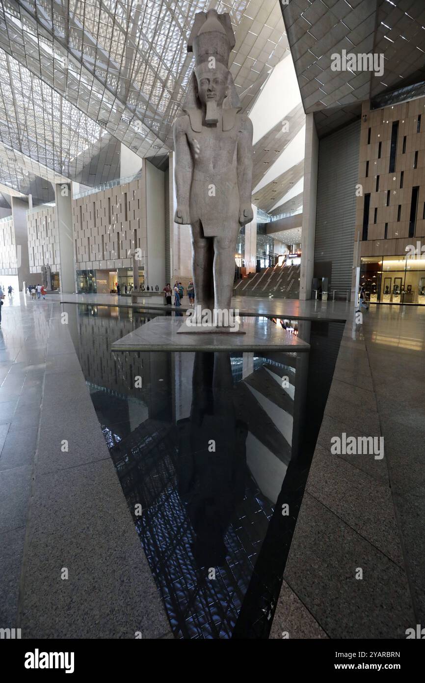 Operazioni di prova presso il Grand Egyptian Museum in Egitto, statua del re Ramses II esposta presso il Grand Egyptian Museum di Giza, Egitto, il 15 ottobre 2024. Il Grand Egyptian Museum ha annunciato le operazioni di prova delle gallerie principali, a partire dall'offrire ai visitatori un'anteprima esclusiva di dodici sale espositive accuratamente curate. Il Grand Egyptian Museum GEM, situato vicino alle piramidi di Giza, è il più grande museo archeologico del mondo dedicato a una singola civiltà, che espone circa 100.000 manufatti, tra cui la collezione completa dei tesori del re Tutankhamon. Progettato da Heneghan Peng, t Foto Stock