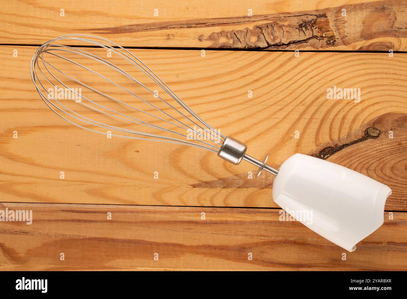 Una bocchetta per un miscelatore elettrico su un tavolo in legno, macro, vista dall'alto. Foto Stock