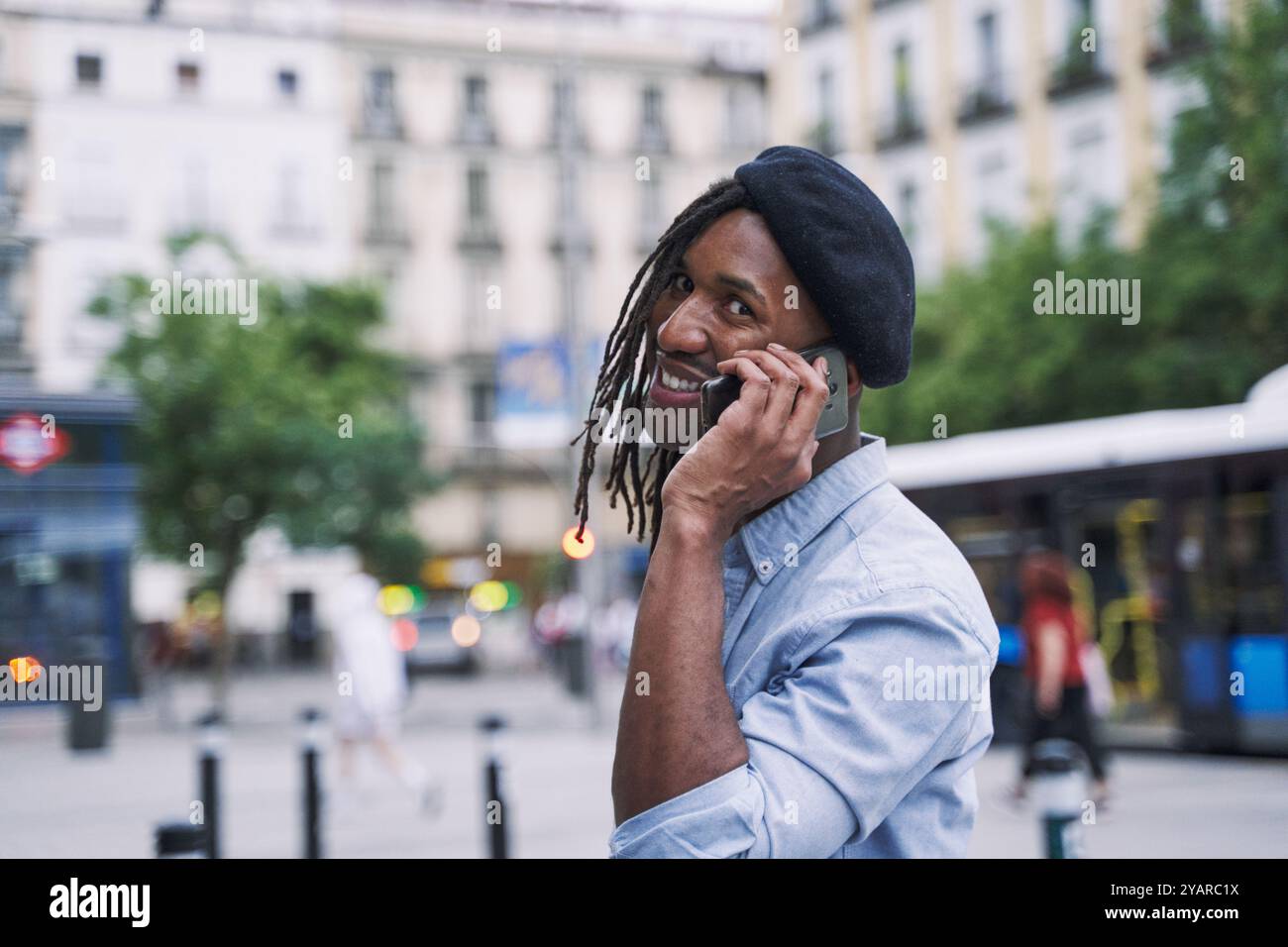 Ritratto di un giovane portoghese che parla su uno smartphone con spazio di copia per il testo Foto Stock