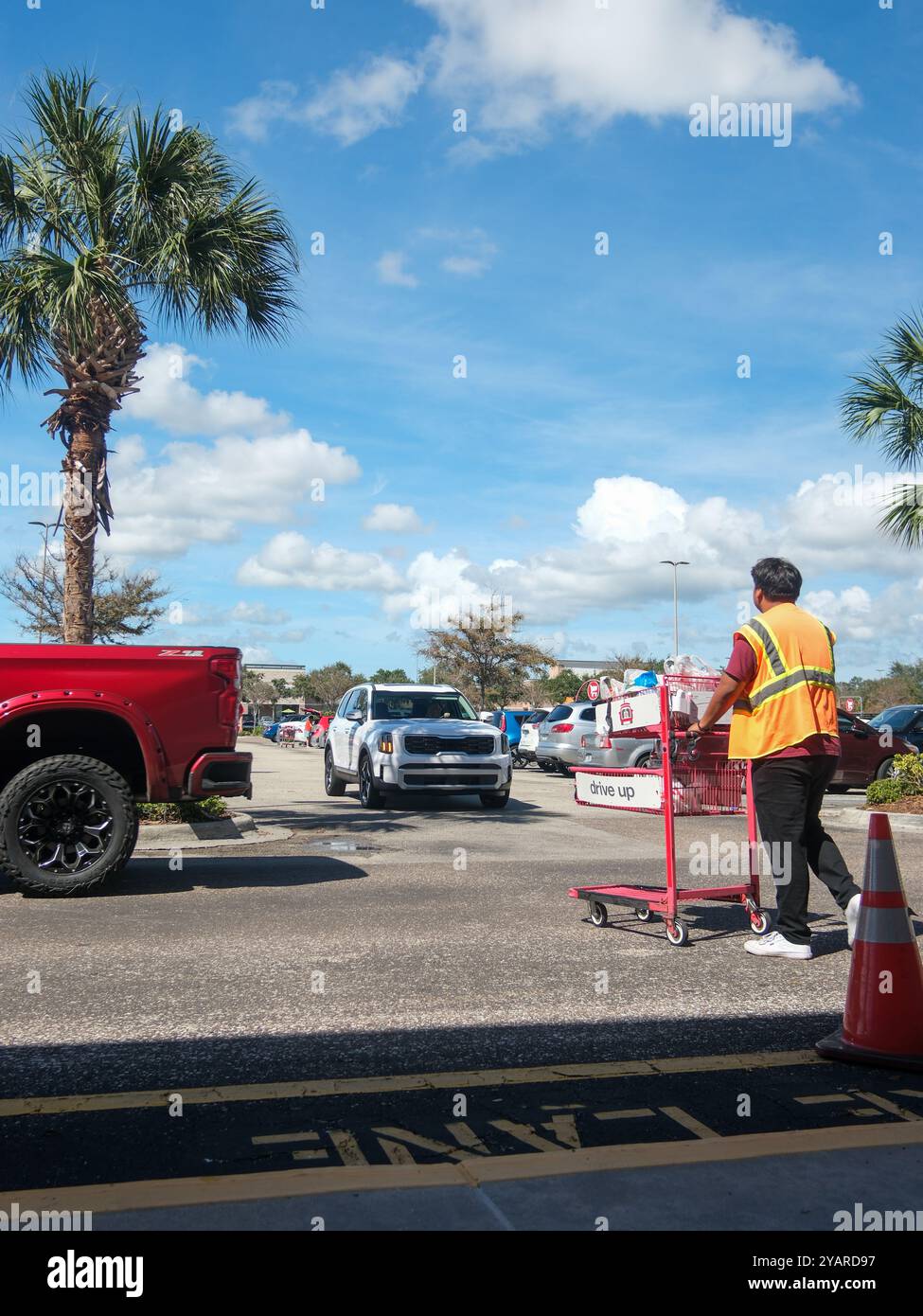 Tampa, Florida, Stati Uniti d'America - 06 ottobre 2024 - negozio di alimentari Target con servizio di drive-up Click and Collect Foto Stock