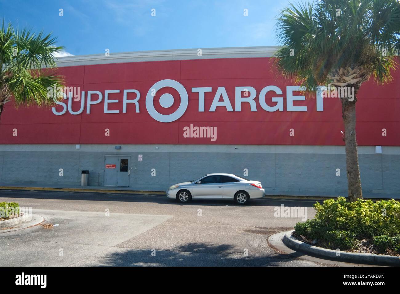 Tampa, FL, Stati Uniti - 06 ottobre 2024 - Un negozio di destinazione con il logo e il cartello Foto Stock