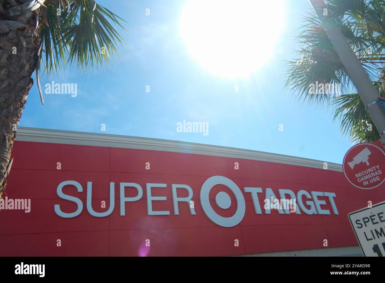 Tampa, FL, Stati Uniti - 06 ottobre 2024 - Un negozio di destinazione con il logo e il cartello Foto Stock