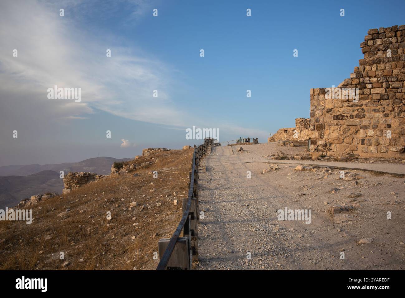 Splendido paesaggio con cielo blu e rovine ad al-Karak. Soleggiato scenario pomeridiano in Giordania. Foto Stock