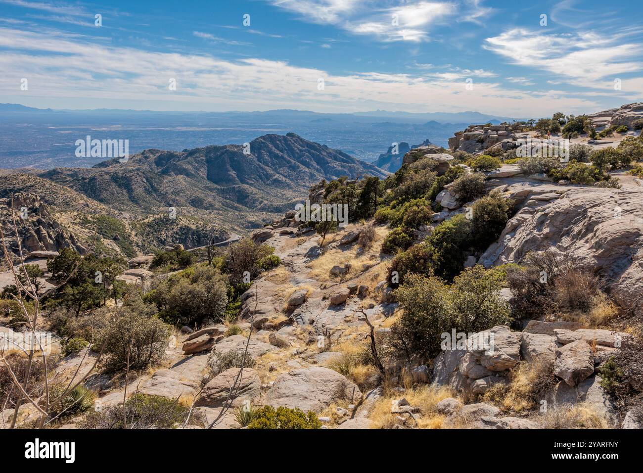 Windy Point Vista offre una vista di Tucson dalle Catalina Mountains lungo la Mt Lemmon Highway vicino a Willow Canyon, Arizona, Stati Uniti Foto Stock