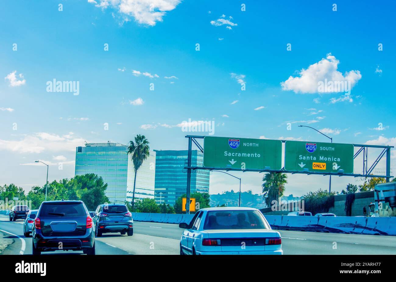 Superstrada 405 in direzione nord a Los Angeles sotto un cielo nuvoloso. California, Stati Uniti Foto Stock