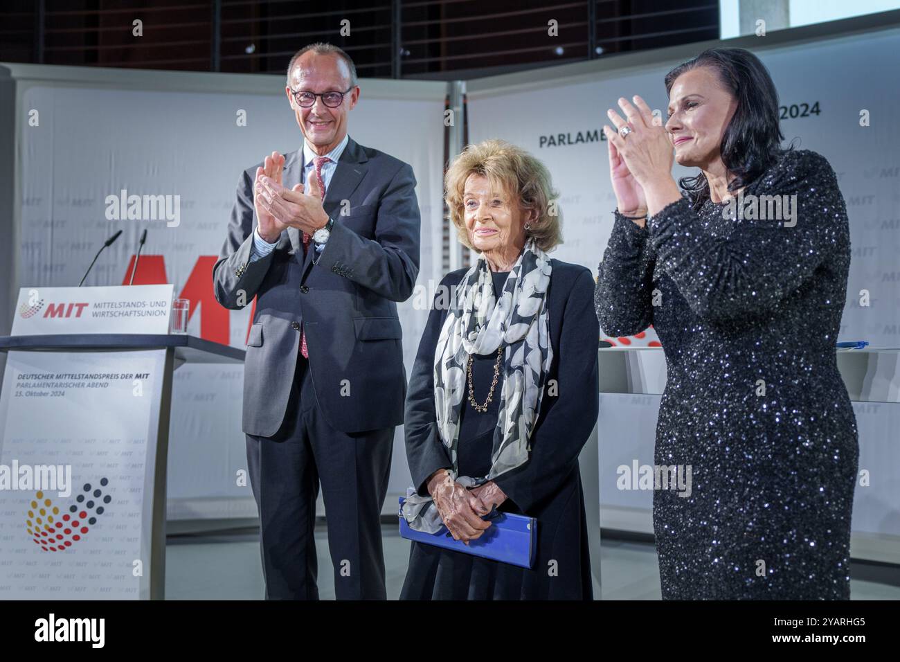 Berlino, Germania. 15 ottobre 2024. Friedrich Merz, presidente federale della CDU e presidente del gruppo parlamentare CDU/CSU nel Bundestag, assegna il premio dell'Associazione tedesca delle piccole e medie imprese (MIT) per il successo a vita a Charlotte Knobloch (M), presidente della Comunità ebraica di Monaco e dell'alta Baviera, insieme al presidente del MIT Gitta Connemann. Il MIT utilizza il premio per onorare i principi dell'economia sociale di mercato dal 2014. Crediti: Michael Kappeler/dpa/Alamy Live News Foto Stock