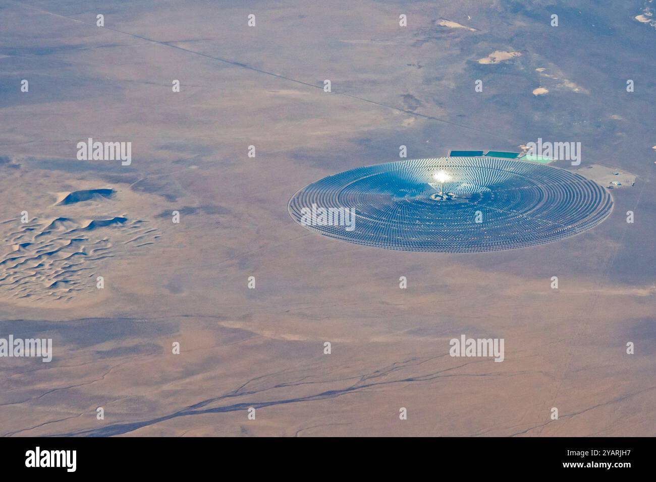 Tonopah, Nevada - il Crescent Dunes Solar Energy Project nel deserto del Nevada. Diecimila specchi riflettono la luce del sole su una torre dove il sale fuso i Foto Stock