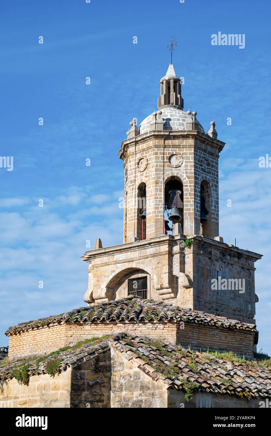 Puente la Reina, Spagna - 22 maggio 2024: Il campanile della Chiesa del Crocifisso nel villaggio di Puente la Reina Foto Stock