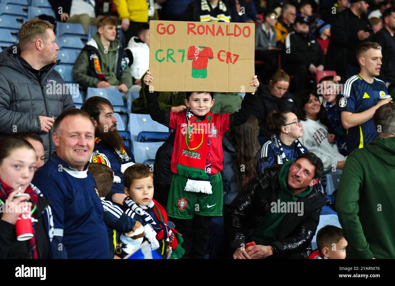 Un tifoso portoghese in piedi davanti alla partita del gruppo A1 della UEFA Nations League a Hampden Park, Glasgow. Data foto: Martedì 15 ottobre 2024. Foto Stock