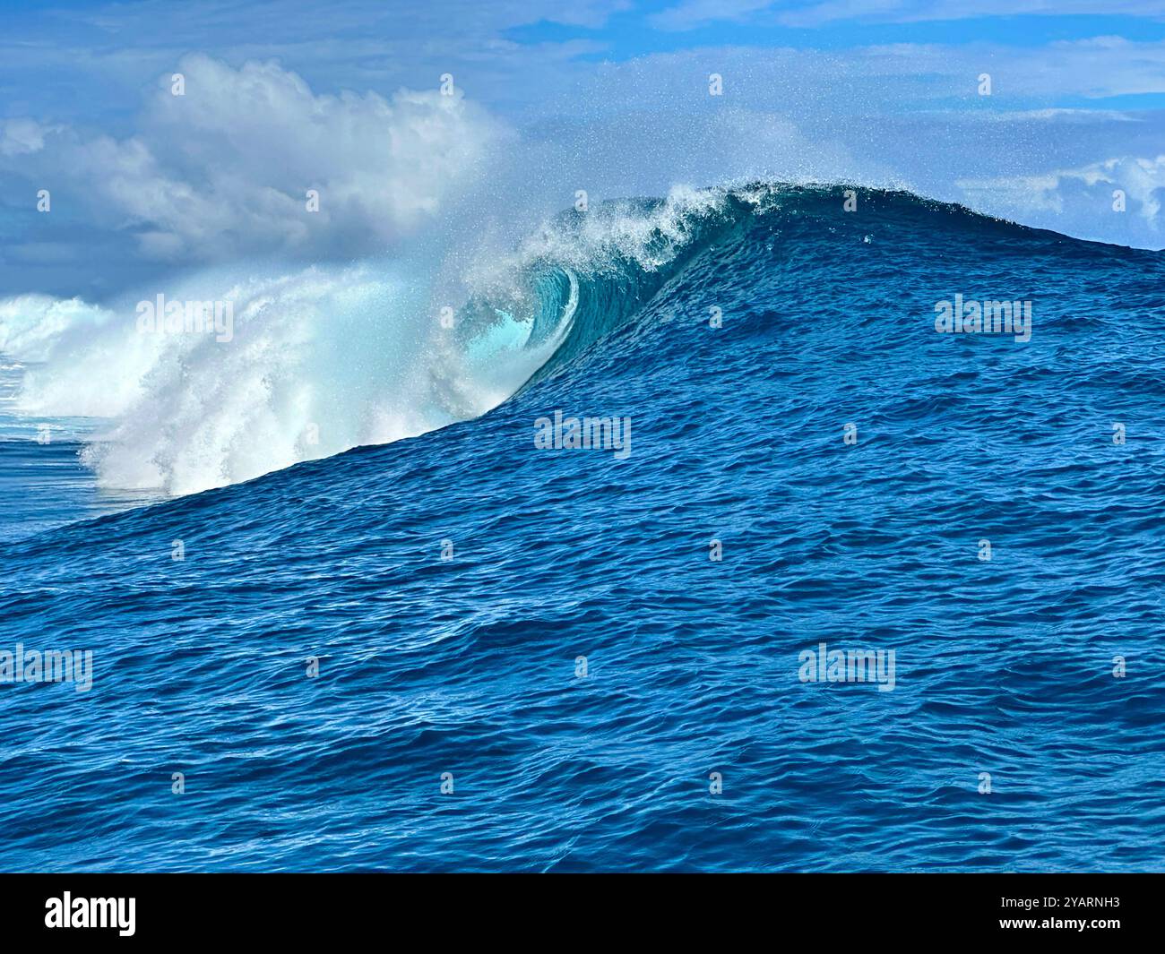 Un'onda gigante a Teahupo'o, Tahiti, la sede dell'evento di surf 2024 nei giochi olimpici. Foto Stock