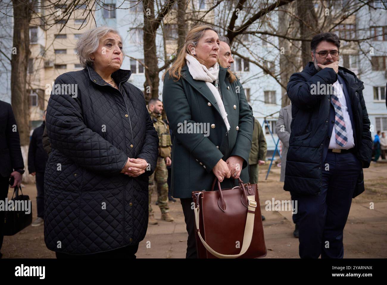 Durante un viaggio di lavoro nella regione di Odesa, il presidente dell'Ucraina Volodymyr Zelenskyy e il primo ministro greco Kyriakos Mitsotakis hanno onorato la memoria dei residenti di Odesa uccisi il 2 marzo a seguito di un incidente aereo di Shahed che ha colpito un edificio residenziale di nove piani. Nella notte del 2 marzo, un altro attacco della Federazione Russa, con droni kamikaze sulla città di Odesa, distrusse completamente 18 appartamenti e danneggiò 36 appartamenti in un grattacielo al 134 di Dobrovolskoho Avenue, uccidendo 12 persone, tra cui cinque bambini. Altre nove persone sono rimaste ferite. Foto Stock
