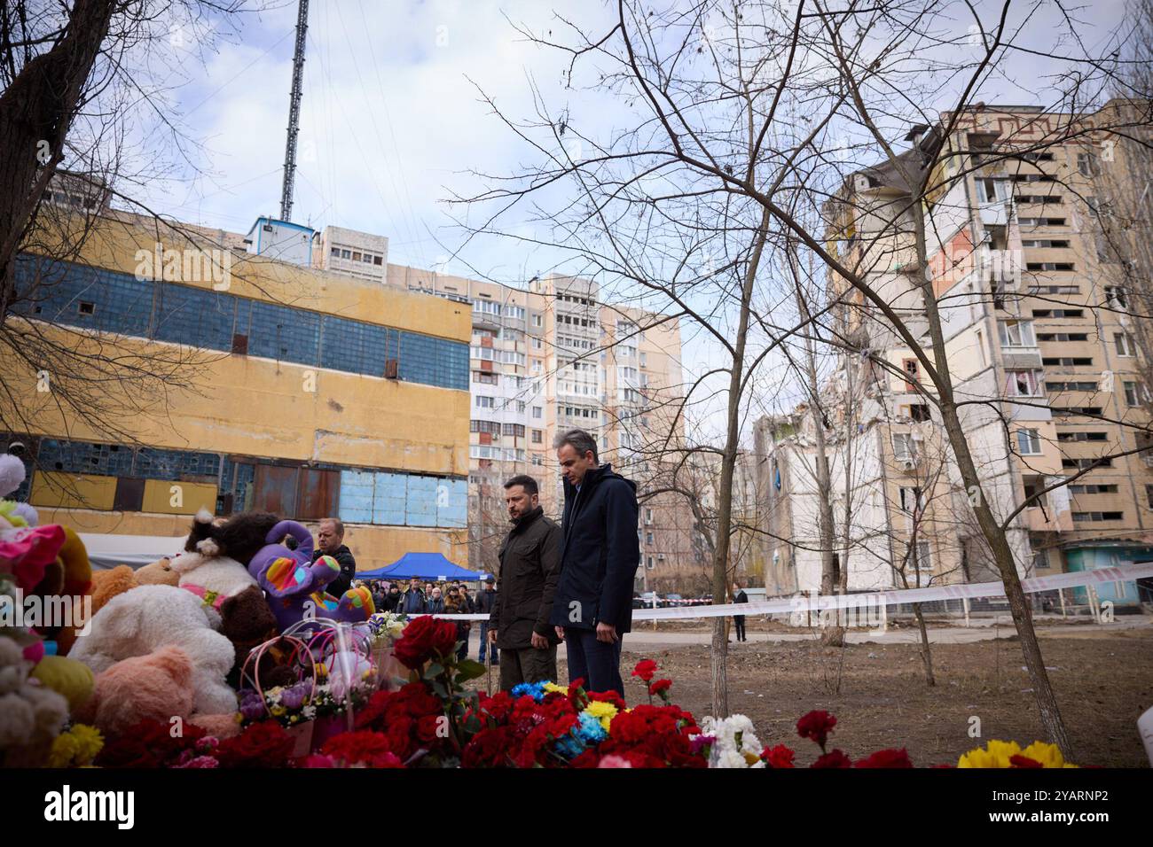 Durante un viaggio di lavoro nella regione di Odesa, il presidente dell'Ucraina Volodymyr Zelenskyy e il primo ministro greco Kyriakos Mitsotakis hanno onorato la memoria dei residenti di Odesa uccisi il 2 marzo a seguito di un incidente aereo di Shahed che ha colpito un edificio residenziale di nove piani. Nella notte del 2 marzo, un altro attacco della Federazione Russa, con droni kamikaze sulla città di Odesa, distrusse completamente 18 appartamenti e danneggiò 36 appartamenti in un grattacielo al 134 di Dobrovolskoho Avenue, uccidendo 12 persone, tra cui cinque bambini. Altre nove persone sono rimaste ferite. Foto Stock