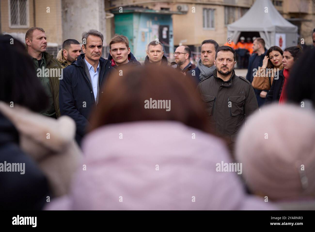 Durante un viaggio di lavoro nella regione di Odesa, il presidente dell'Ucraina Volodymyr Zelenskyy e il primo ministro greco Kyriakos Mitsotakis hanno onorato la memoria dei residenti di Odesa uccisi il 2 marzo a seguito di un incidente aereo di Shahed che ha colpito un edificio residenziale di nove piani. Nella notte del 2 marzo, un altro attacco della Federazione Russa, con droni kamikaze sulla città di Odesa, distrusse completamente 18 appartamenti e danneggiò 36 appartamenti in un grattacielo al 134 di Dobrovolskoho Avenue, uccidendo 12 persone, tra cui cinque bambini. Altre nove persone sono rimaste ferite. Foto Stock