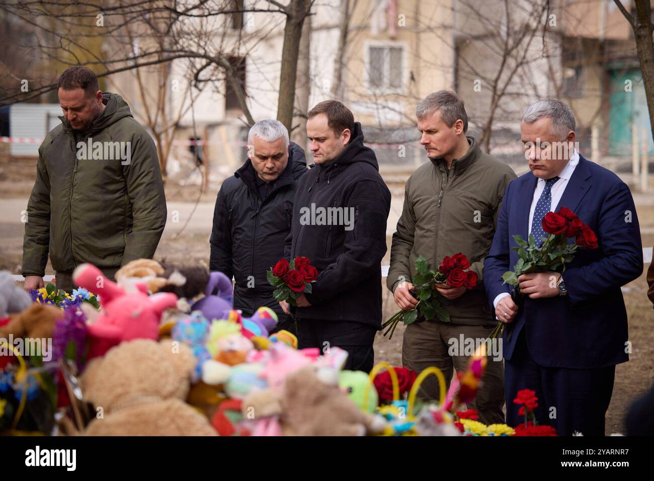 Durante un viaggio di lavoro nella regione di Odesa, il presidente dell'Ucraina Volodymyr Zelenskyy e il primo ministro greco Kyriakos Mitsotakis hanno onorato la memoria dei residenti di Odesa uccisi il 2 marzo a seguito di un incidente aereo di Shahed che ha colpito un edificio residenziale di nove piani. Nella notte del 2 marzo, un altro attacco della Federazione Russa, con droni kamikaze sulla città di Odesa, distrusse completamente 18 appartamenti e danneggiò 36 appartamenti in un grattacielo al 134 di Dobrovolskoho Avenue, uccidendo 12 persone, tra cui cinque bambini. Altre nove persone sono rimaste ferite. Foto Stock