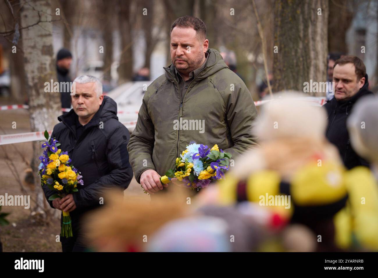 Durante un viaggio di lavoro nella regione di Odesa, il presidente dell'Ucraina Volodymyr Zelenskyy e il primo ministro greco Kyriakos Mitsotakis hanno onorato la memoria dei residenti di Odesa uccisi il 2 marzo a seguito di un incidente aereo di Shahed che ha colpito un edificio residenziale di nove piani. Nella notte del 2 marzo, un altro attacco della Federazione Russa, con droni kamikaze sulla città di Odesa, distrusse completamente 18 appartamenti e danneggiò 36 appartamenti in un grattacielo al 134 di Dobrovolskoho Avenue, uccidendo 12 persone, tra cui cinque bambini. Altre nove persone sono rimaste ferite. Foto Stock