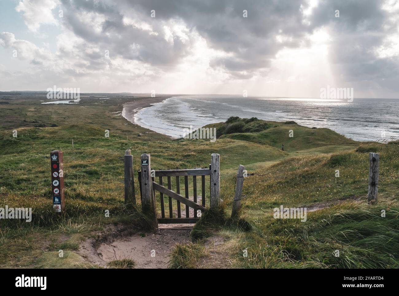 Un cancello di legno lungo il sentiero del Mare del Nord vicino a Slettestrand, Jutland del Nord, Danimarca Foto Stock