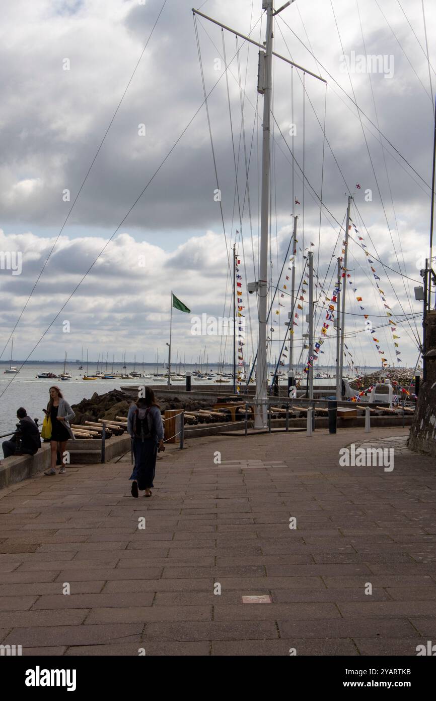 Cowes week foto a riva di persone e yacht prima dell'inizio e di guardare la navigazione Foto Stock