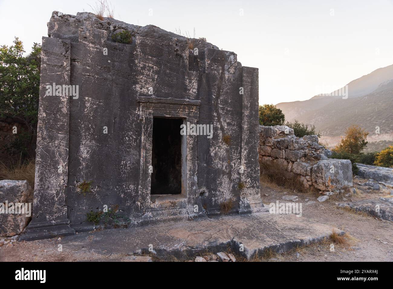 Esterno della tomba dorica di Acdam nell'antica città di Antiphellos. Kas, Turchia Foto Stock