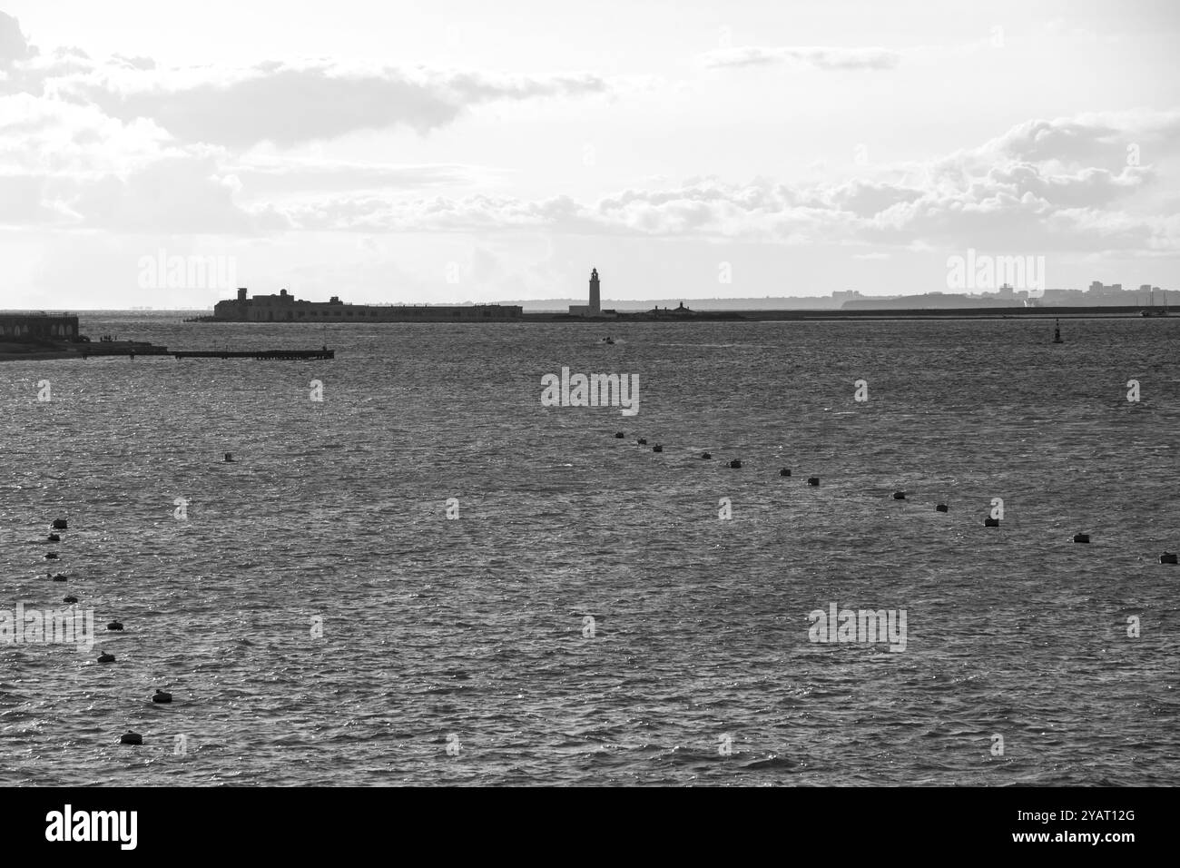 Hurst Spit e Hurst Point Lighthouse, da Yarmouth, Isola di Wight, Regno Unito Foto Stock