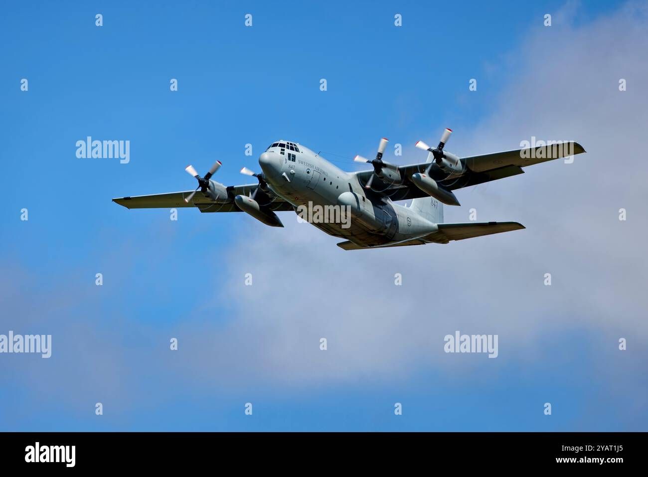 Un Lockheed C-130H Hercules dell'aeronautica svedese, 847, parte dal Royal International Air Tattoo del 2024 a RAF Fairford nel Gloucestershire, Inghilterra, Regno Unito Foto Stock