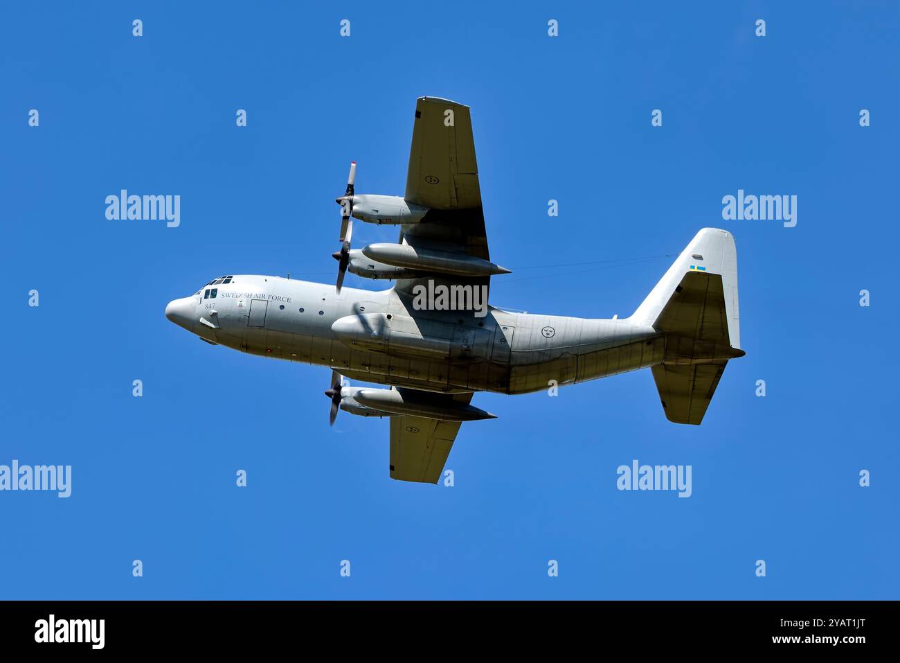 Un Lockheed C-130H Hercules dell'aeronautica svedese, 847, parte dal Royal International Air Tattoo del 2024 a RAF Fairford nel Gloucestershire, Inghilterra, Regno Unito Foto Stock