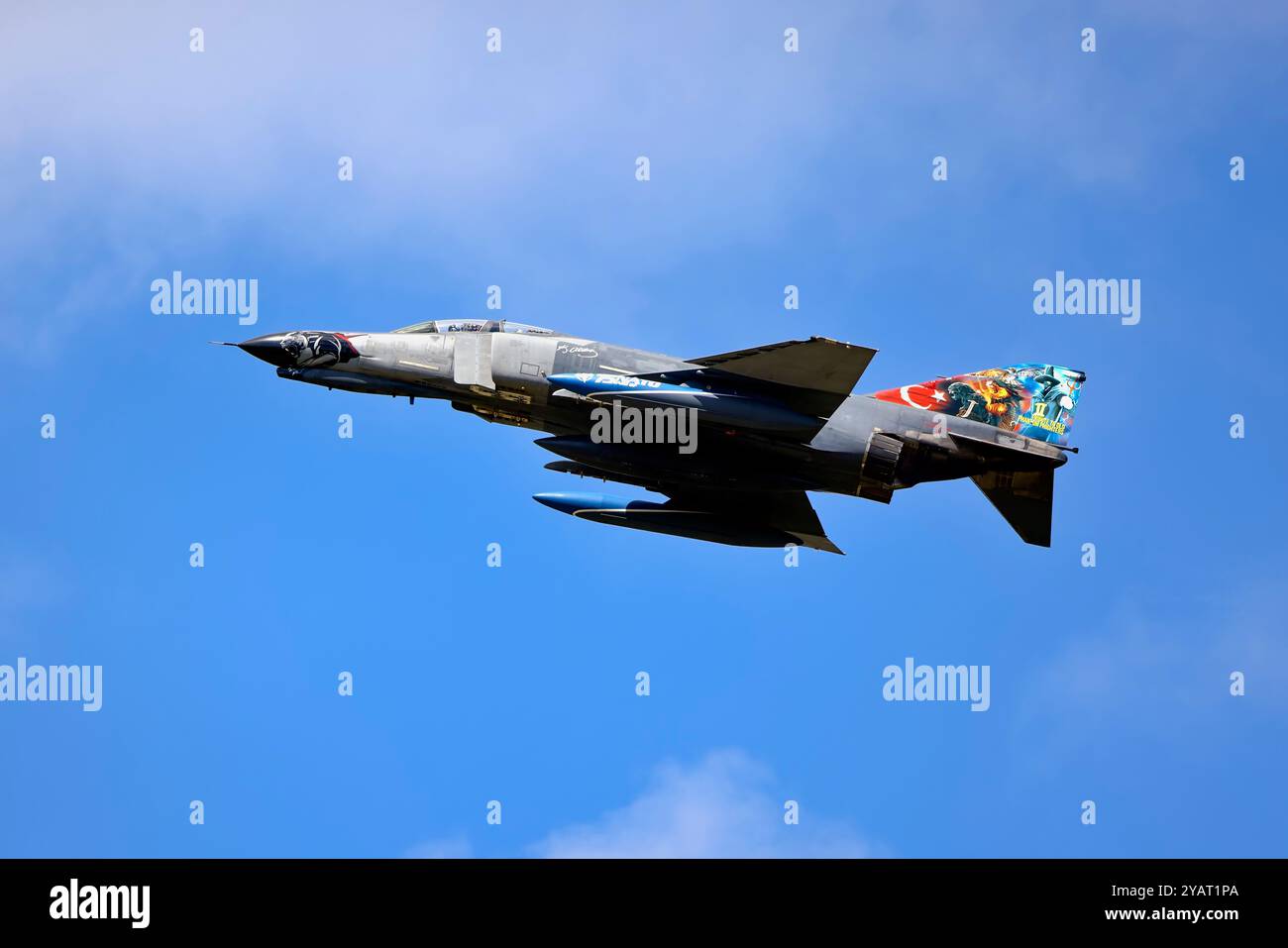 Un McDonnell Douglas F-4E Phantom II, 73-1023, parte dal 2024 RAF Fairford Royal International Air Tattoo, Gloucestershire, Inghilterra Foto Stock