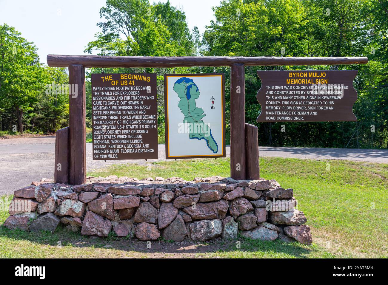 Copper Harbor, Michigan - 2 agosto 2019: Cartello che segna l'inizio della US 41, un'autostrada storica che va da Copper Harbor, Michigan, a Miami, Florida. Con Foto Stock